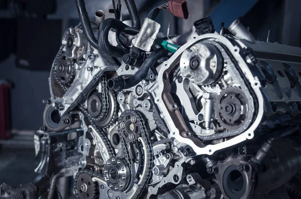 Nuevo kit de temporización del coche en el motor retirado en taller — Foto de Stock