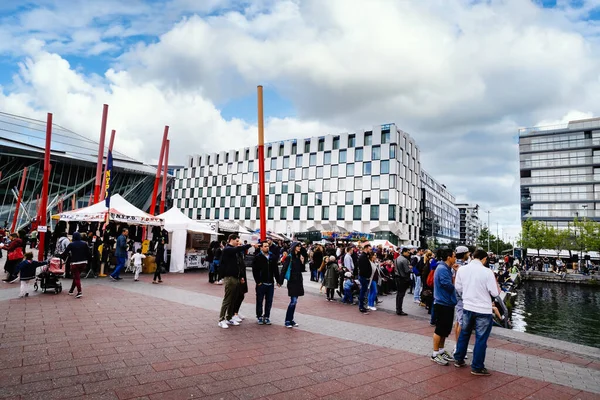 Dublin Rıhtımı 'nda festival, Büyük Kanal Meydanı' nda. Arka planda Bord Gais Enerji Tiyatrosu. — Stok fotoğraf