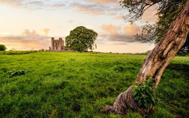 Gün batımında dramatik gökyüzü ile Bective Abbey harabeleri. İrlanda