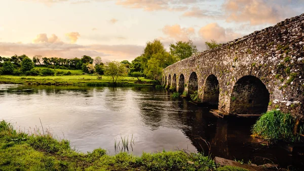 Кам'яний арочний міст 12-го століття через річку. Count Meath, Ireland — стокове фото