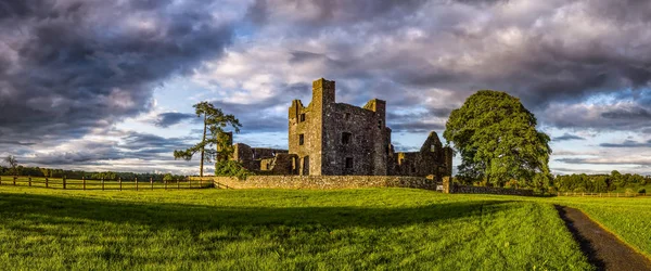 Ruínas da Abadia Bective com céu dramático ao pôr-do-sol. Irlanda — Fotografia de Stock