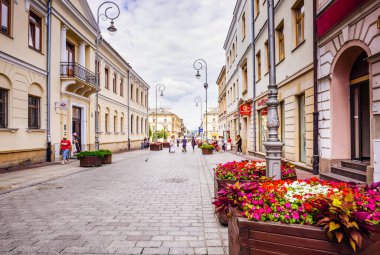 Turistler Polonya 'nın Kielce kentindeki ana güvertede yürüyüş yapıyorlar.