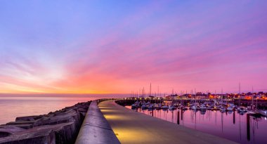 Greystone Marina, Wicklow, İrlanda 'da muhteşem bir gün doğumu.