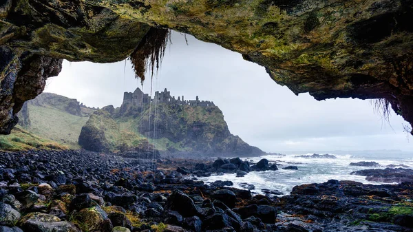 Bushmills uçurumundaki Dunluce Şatosu Game of Thrones, Greyjoy Şatosu 'nun çekim yeri.