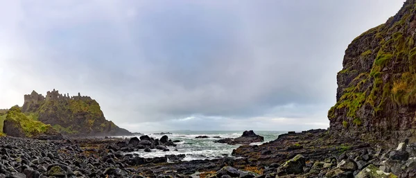 Ruiner av Dunluce Castle på kanten av klippan. Filmning plats för populära Tv visa. — Stockfoto