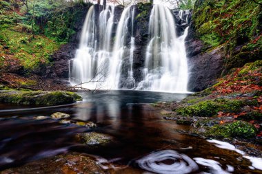 Glenariff Orman Parkı 'ndaki Şelale Yolu, Antrim İlçesi. Kuzey İrlanda 'da yürüyüş