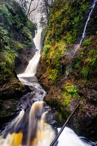 Antrim县Glenariff森林公园的瀑布小径。 在北爱尔兰远足 — 图库照片