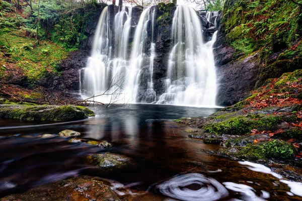 Antrim县Glenariff森林公园的瀑布小径。 在北爱尔兰远足 — 图库照片