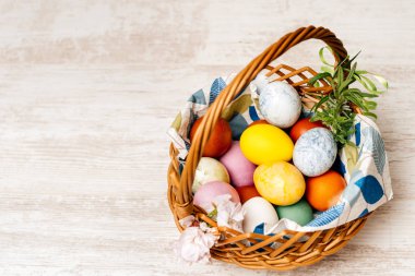 Polonya geleneksel hasır sepeti çok renkli ve benekli Paskalya yumurtalarıyla dolu..