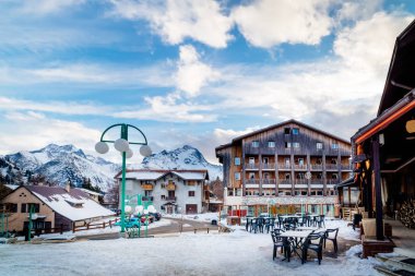 Les Deux Alpes köyünün ortasında geziniyor.