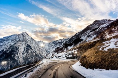 Les Deux Alpes köyünün eteklerinden, sokak lambalarıyla dağ sırasındaki manzaraya bak.