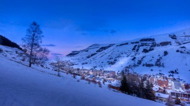 Alp köyü ve sıradağları, Les deux Alpes, mavi saat.