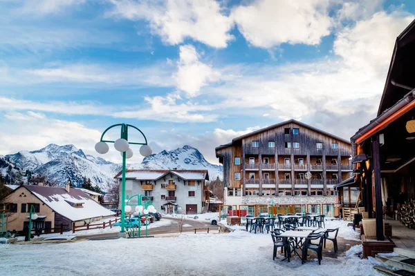 Les Deux Alpes köyünün ortasında geziniyor.