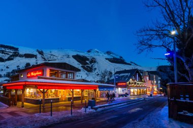 Geleneksel ahşap evleri, dükkanları ve restoranları olan Alp köyünde gece hayatı