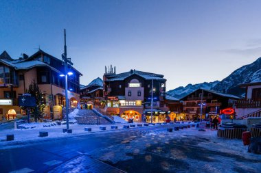 Geleneksel ahşap evleri, dükkanları ve restoranları olan Alp köyünde gece hayatı