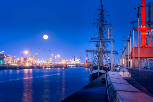 Großschiff ankert auf Dublin Docks am Liffey River zur blauen Stunde bei Vollmond — Stockfoto