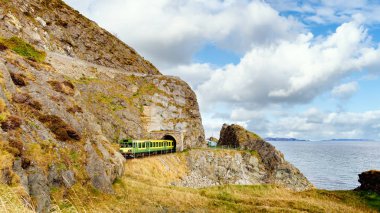 Tren tünelden çıkıyor. Cliff Walk Bray 'den Greystone, İrlanda' ya