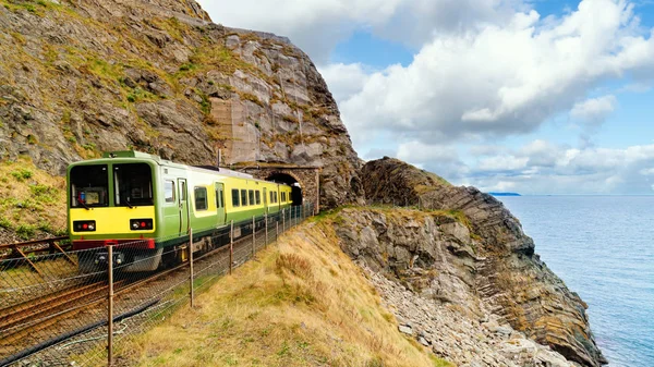 Primo piano del treno in uscita da un tunnel. Vista da Cliff Walk Bray a Greystones, Irlanda — Foto Stock