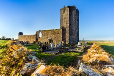 Yıkılmış Baldungan Kalesi ve kilisesinin avlusunda bir mezarlık.