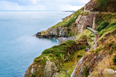 Tren tünelden çıkıyor. Cliff Walk Bray 'den Greystone, İrlanda' ya