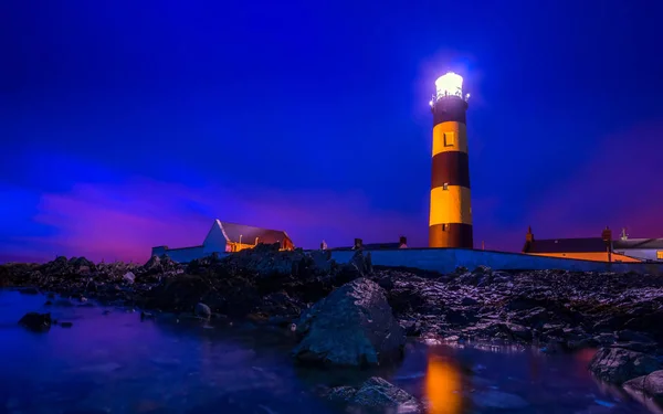 Latarnia morska St. Johns Point w nocy, Irlandia Północna — Zdjęcie stockowe