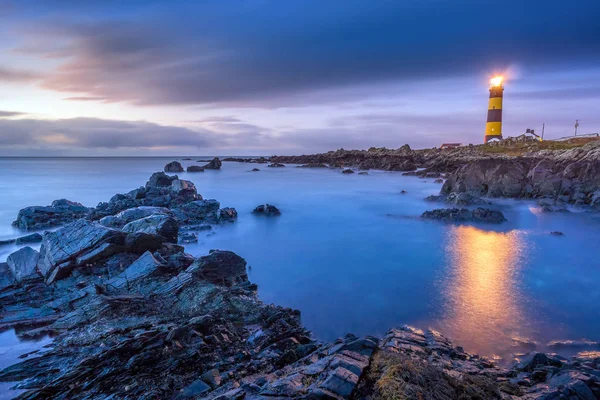 Crepúsculo começa a ceder à luz do dia no St. Johns Point Lighthouse — Fotografia de Stock