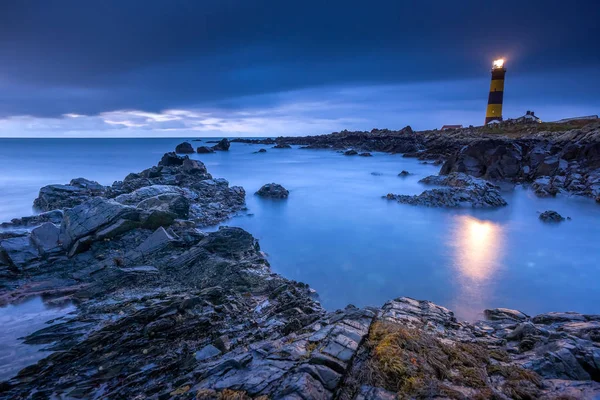 Crepúsculo começa a ceder à luz do dia no St. Johns Point Lighthouse — Fotografia de Stock