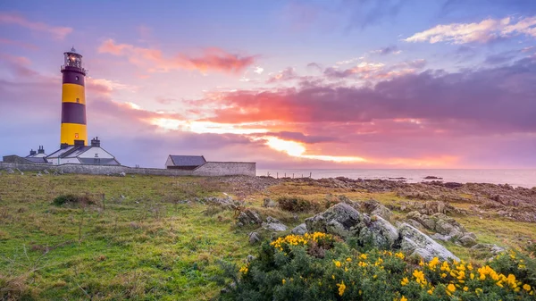 Kuzey İrlanda 'daki St. Johns Point Deniz Feneri' nde şaşırtıcı bir gün doğumu.