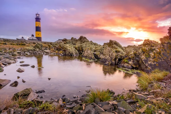 Nascer do sol incrível no St. Johns Point Lighthouse na Irlanda do Norte — Fotografia de Stock