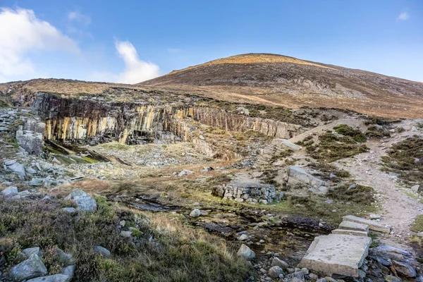 Oude steengroeve in het Mourne gebergte op de heuvel van de Slieve Donard berg. — Stockfoto
