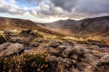 Kederli dağlarda sonbahar renklerinde nehri olan güzel bir vadi.