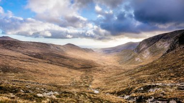 Kederli dağlarda sonbahar renklerinde nehri olan güzel bir vadi.