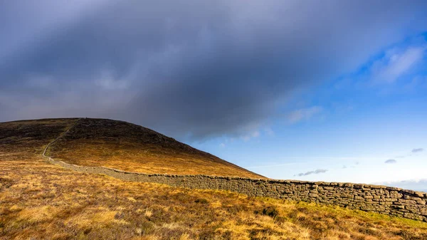 Slieve Donard dağının kıyısındaki yas duvarı. Mavi gökyüzü, beyaz bulutlar ve güneş ışığı. — Stok fotoğraf