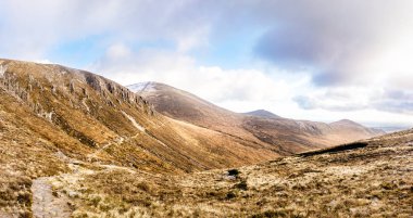 Slieve Donard dağının zirvesine çıkan patika..
