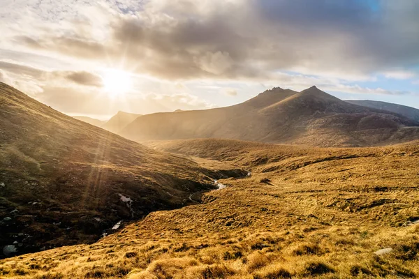 Dramático atardecer con rayos de sol en hermoso valle de color otoñal con río en las montañas de Mourne —  Fotos de Stock