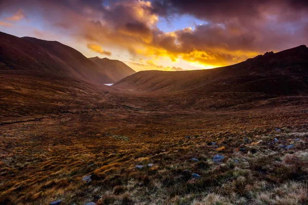 Beautiful valley with water reservoir in Mourne Mountains at golden hour and dramatic sunset — Stok fotoğraf