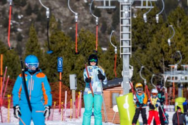 Beyaz beyaz kadın üzerine seçici bir odaklanma, kayakçı cereyan yapıyor. El Tarter, Grandvalira, Andorra 'da kış tatili