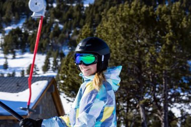 Beyaz beyaz kadın üzerine seçici bir odaklanma, kayakçı cereyan yapıyor. El Tarter, Grandvalira, Andorra 'da kış tatili
