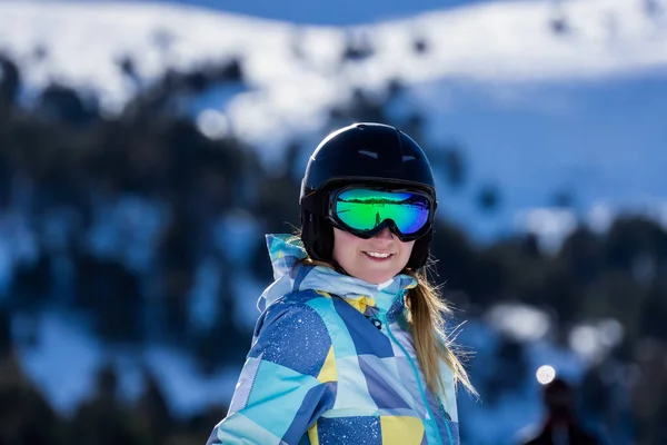 Retrato Mulher Branca Branca Sorridente Esquiador Com Capacete Esqui Óculos — Fotografia de Stock