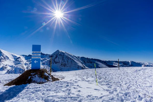 Pas Casa Grau Roig Funicampへの方向性のあるスキー場にサインインしてください 雪に覆われた美しい山の範囲 ピレネー山脈 アンドラ — ストック写真
