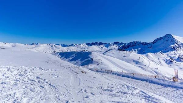 Hermosa Cordillera Cubierta Nieve Con Cielo Despejado Día Soleado Infraestructura — Foto de Stock