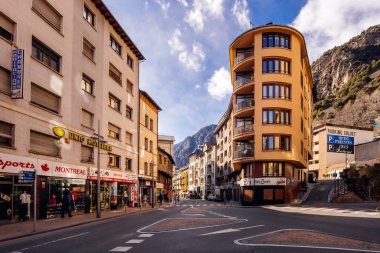 Andorra la Vella, Andorra, Şubat 2018 Tipik ya da geleneksel Andorra la Vella sokakları. Meşhur gümrüksüz alışveriş ve kayak merkezi