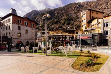 Andorra la Vella, Andorra, Şubat 2018 Tipik ya da geleneksel Andorra la Vella sokakları. Meşhur gümrüksüz alışveriş ve kayak merkezi