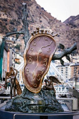 Andorra la Vella, Andorra, Andorra, Şubat 2018 Papa Heykeli veya Andorra 'daki Esglesia de Sant Esteve Kilisesi önünde Xi ve Xii yüzyılları arasında inşa edilmiş bir aziz heykeli.