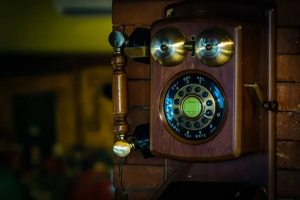 Antiguo Teléfono Montaje Pared Vintage Pared Ladrillo Con Mango Madera —  Fotos de Stock