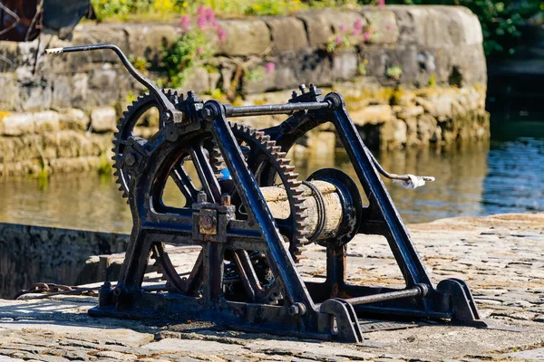 Mecanismo de fechamento de barragem velho, vintage e enferrujado com rodas dentadas — Fotografia de Stock