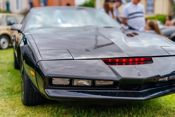 Svart Pontiac Firebird stiliserad som KITT från Knight Rider TV-serie — Stockfoto