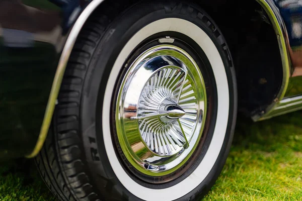 Nahaufnahme auf dem Leichtmetallrad der Chrysler Imperial Limousine von 1965 — Stockfoto