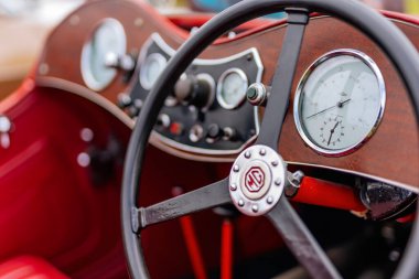 1950 'lerden kalma kırmızı MG TF Roadster' ın gösterge panelini ve saatleri kapat