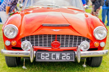 1960 'lardan kırmızı Jansen 541' lerin ön görüntüsü